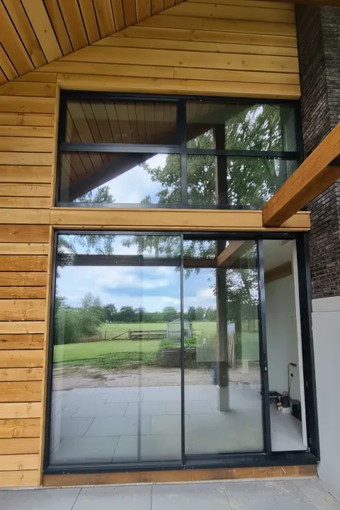 Villa in gunmetal geanodiseerd aluminium in Wijnjewoude