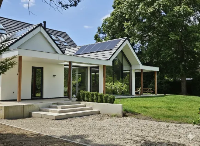 Woning met vliesgevel en schuifpuien in Warnsveld