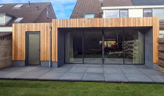 Uitbouw met vierdelige schuifpui