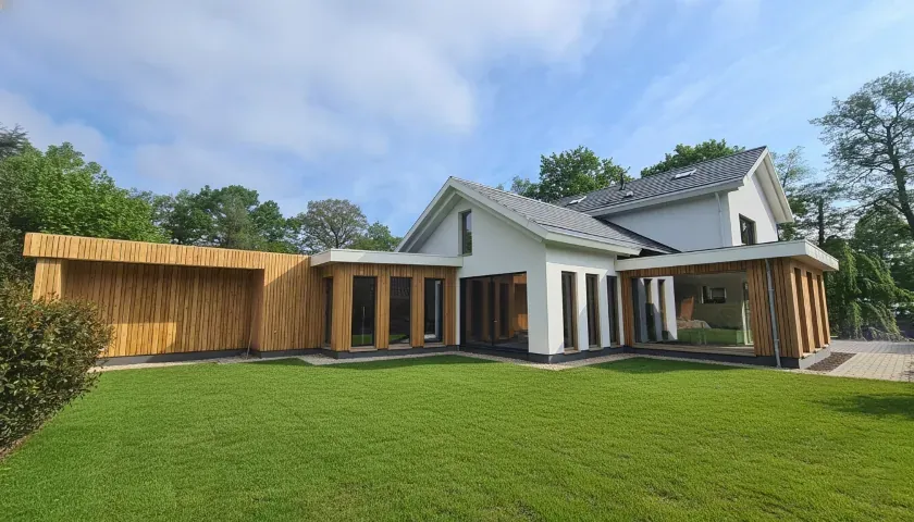 Villa met schuifdeuren en screens in Paterswolde
