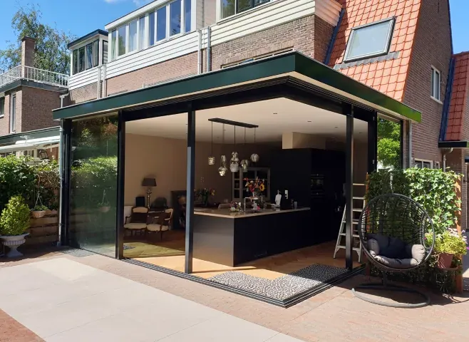 Uitbouw met schuifpui in open hoek