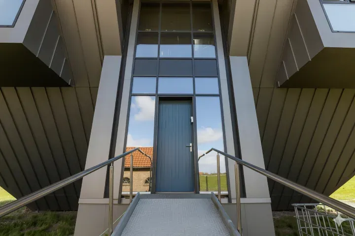 Entree appartementengebouw met vliesgevel